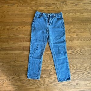 Pacsun size 26 mom jeans. Light Wash with no holes good condition!